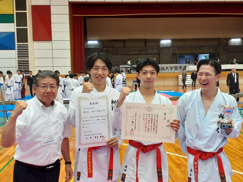 男子団体組手３位入賞を喜ぶ空手道部員（左端は監督の中田敬司教授）